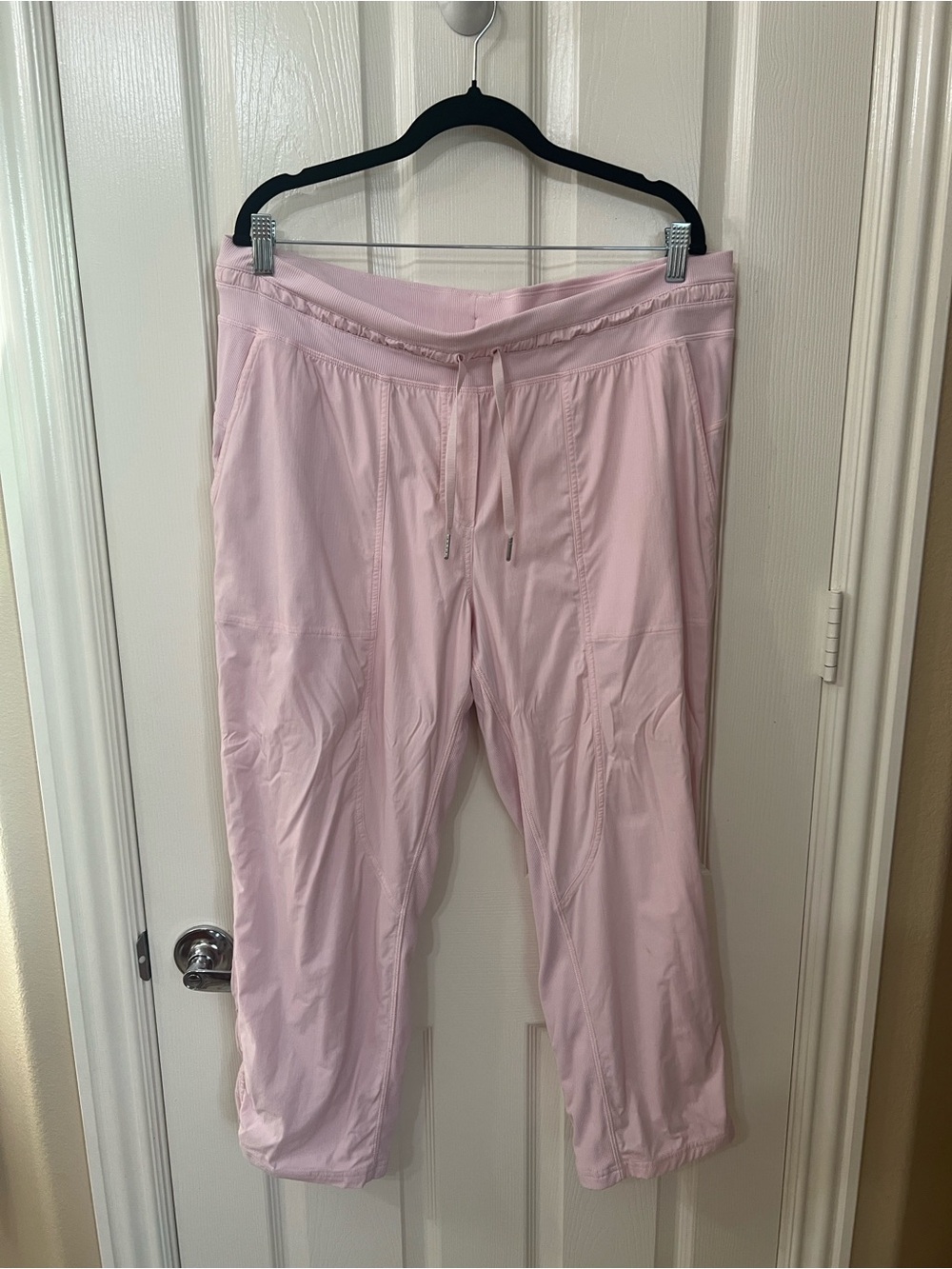 Lululemon Dance Studio Mid-Rise Lined Crop 25"
Strawberry Milkshake